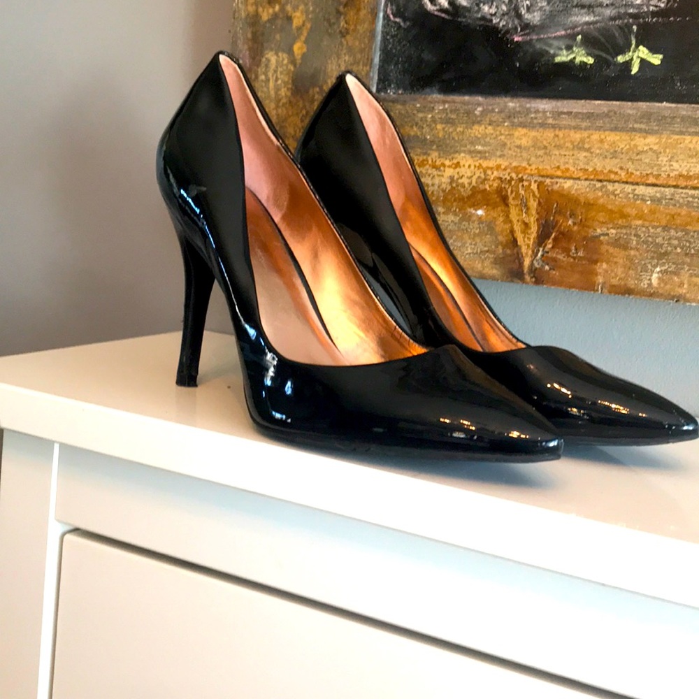 Shiny black point toe heels